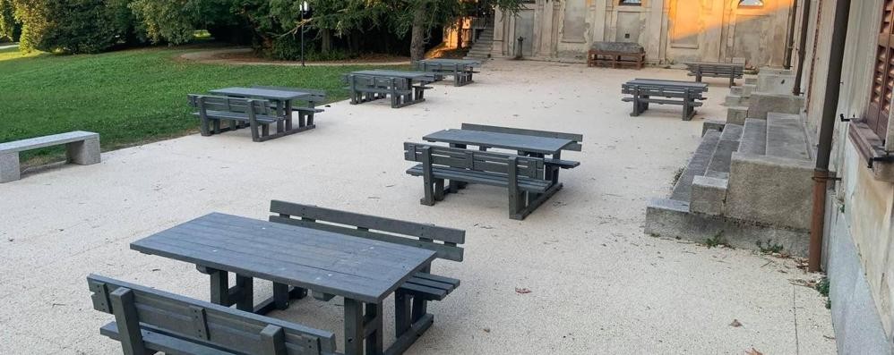 I nuovi tavoli e panchine all’interno del parco di villa Filippini