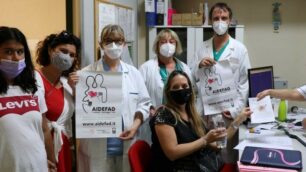 Vera Confalonieri ( seconda da sinistra),Olivia Casati coordinatrice di neonatologia, i medici Chiara Zorloni e Armando Pintucci e Simonetta Motta,coordinatrice sala parto, presenti giovedì all'ospedale di Desio ( foto Volonterio)