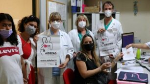 Vera Confalonieri ( seconda da sinistra),Olivia Casati coordinatrice di neonatologia, i medici Chiara Zorloni e Armando Pintucci e Simonetta Motta,coordinatrice sala parto, presenti giovedì all'ospedale di Desio ( foto Volonterio)