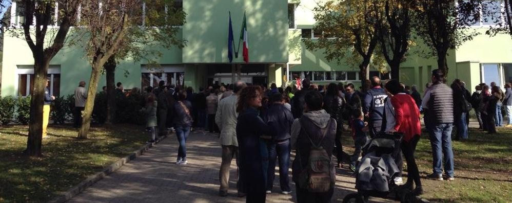 L’ingresso della scuola media di Renate