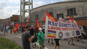 Il corteo dei lavoratori Gianetti davanti alla sede dell’azienda a Ceriano Laghetto
