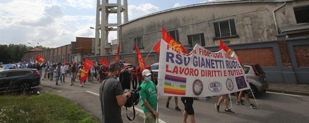 Il corteo dei lavoratori Gianetti davanti alla sede dell’azienda a Ceriano Laghetto