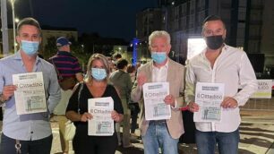 I consiglieri comunali in piazza Risorgimento, per chiedere le dimissioni di Rossi