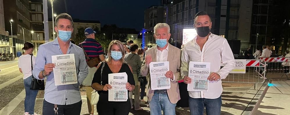 I consiglieri comunali in piazza Risorgimento, per chiedere le dimissioni di Rossi