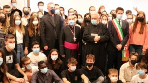 1) L'arcivescovo Delpini in mezzo ai giovani alla "casa di vita comune dei giovani" ( foto Volonterio)