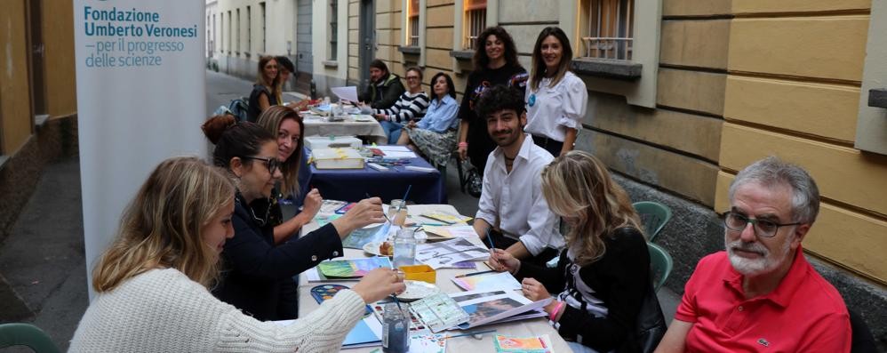 Il corso di pittura lungo via Lamarmora con in primo piano il maestro Luciano Tonello ( foto Volonterio)