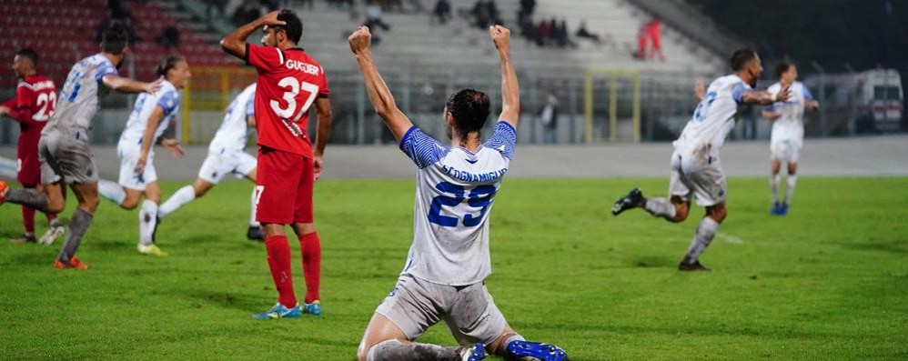 L'esultanza finale dopo il gol di Cocco - foto Morgese/Seregno Calcio