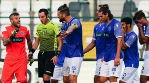 Le proteste finali, dopo il gol annullato a Fumagalli - foto Alessio Morgese-Luca Rossini/Seregno Calcio