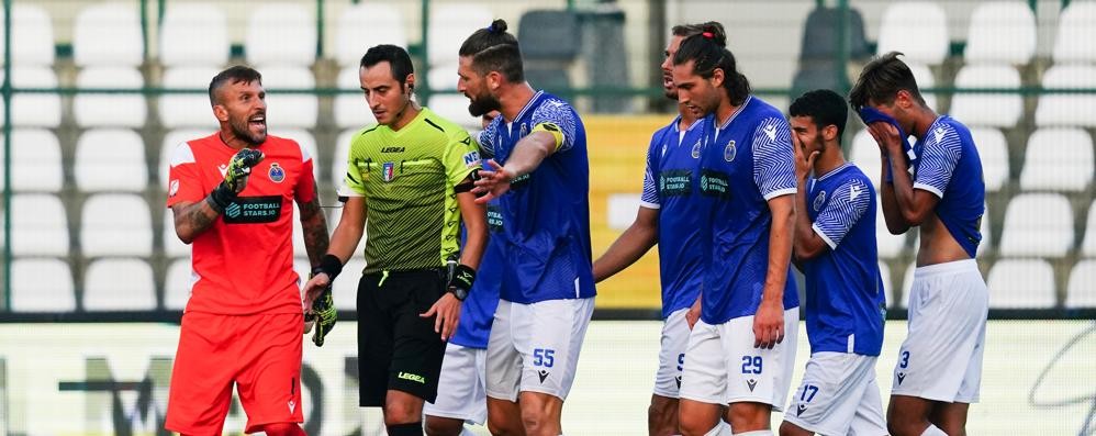 Le proteste finali, dopo il gol annullato a Fumagalli - foto Alessio Morgese-Luca Rossini/Seregno Calcio