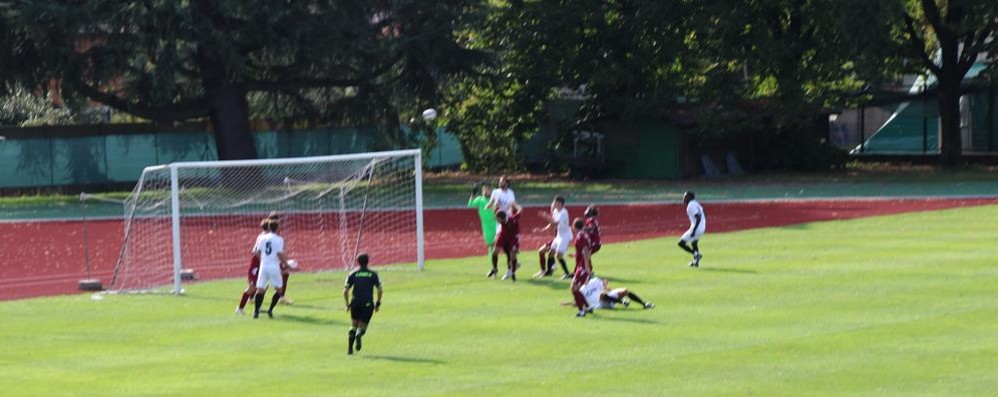 Un'azione offensiva del Vis Nova (maglia bianca) finita di poco sopra la traversa ( foto Volonterio)