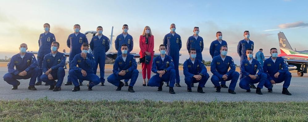 Gli uomini della Pattuglia acrobatica nazionale con il sottosegretario alla difesa Pucciarelli