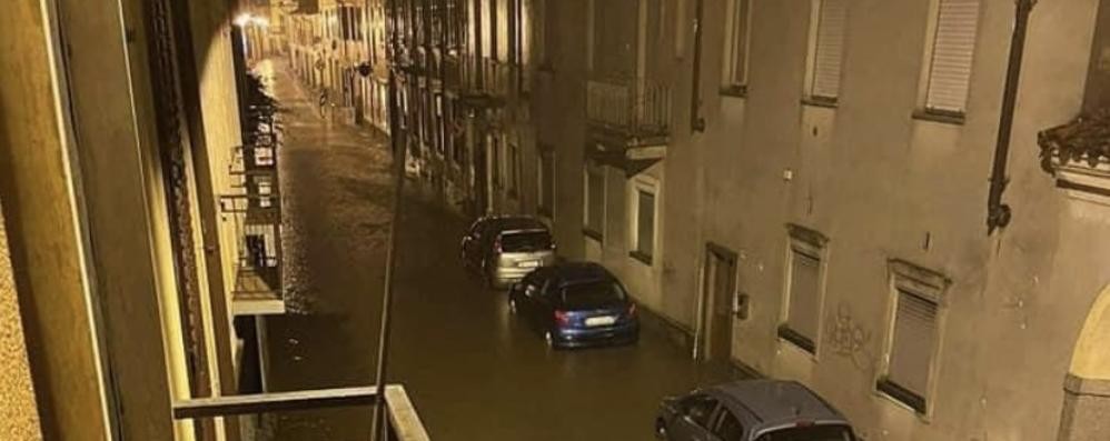 Via Umberto I, in pieno centro a Verano Brianza, allagata