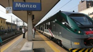 Un treno in fermata alla stazione di Monza