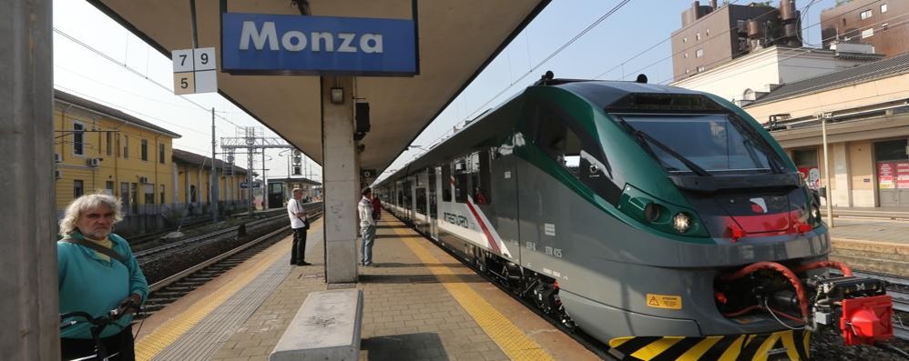 Un treno in fermata alla stazione di Monza