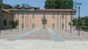 Un'immagine di piazza Pertini davanti a Villa Borgia ad Usmate Velate