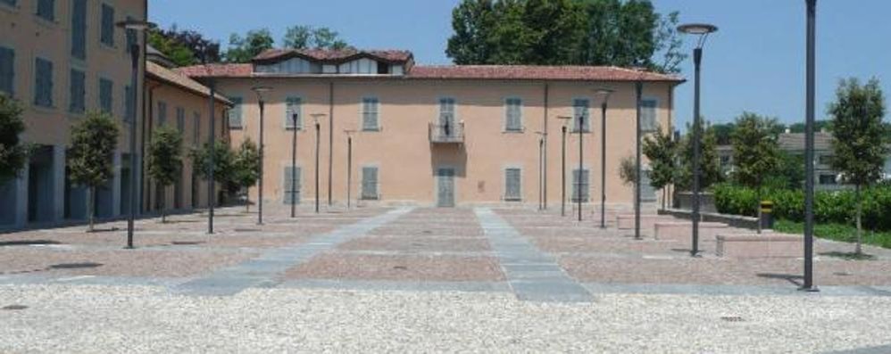 Un'immagine di piazza Pertini davanti a Villa Borgia ad Usmate Velate