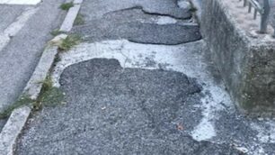 Un marciapiede ammalorato in via De Gasperi