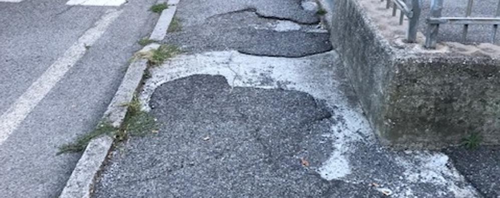 Un marciapiede ammalorato in via De Gasperi