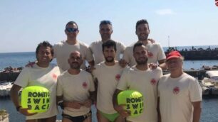 Gli otto vigili del fuoco che hanno partecipato alla gara di nuoto (foto Vigili del fuoco)