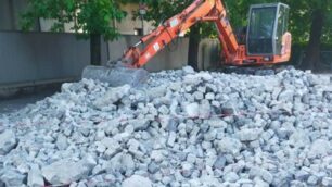 Vimercate scuola elementare macerie e pullman