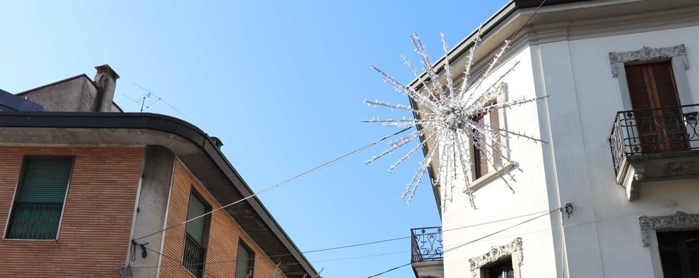 I due tipi diversi di luminarie che appaiono già nel entro storico di Seregno in attesa dell'accensione di fine novembre (foto Volonterio)