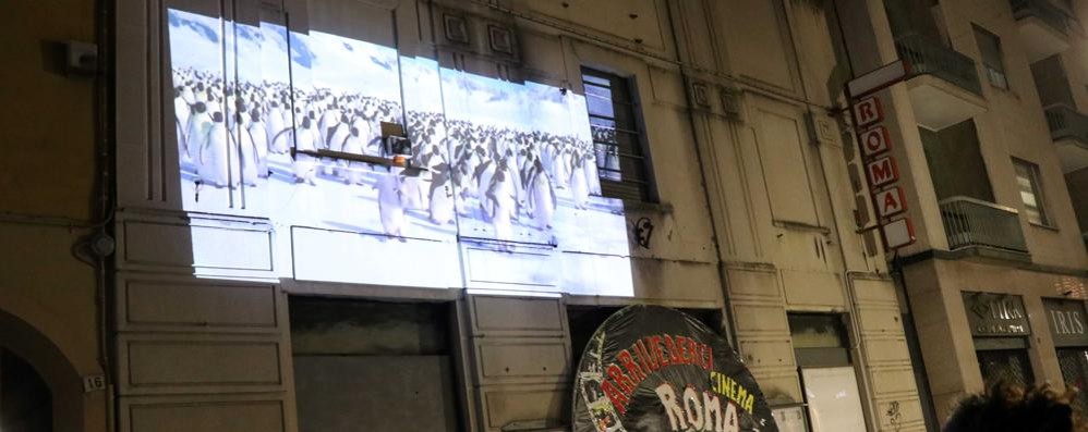 Una delle 100 proiezioni di trailer sul muro dell'edificio di via Umberto