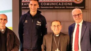 Meda Yuri Romanò oro europeo con l nazionale di volley con ilpresidente Lucio Fusao di Power volley monsignor Depini e don Mario Antonelli (foto Volonterio)