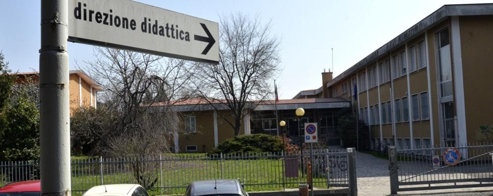 Max22a Bellusco - Scuola di via Pascoli vicino alla quale sorgerà il nuovo campo