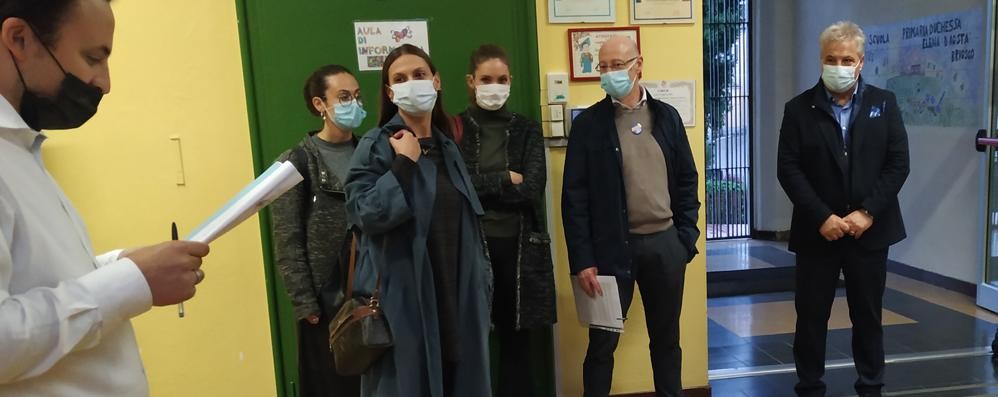 Verbicaro, a destra, mentre ascolta la proclamazione ufficiale a sindaco