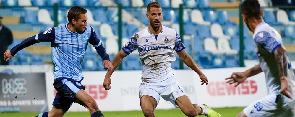 Iacopo Cernigoi, 26 anni, in azione - foto Seregno Calcio