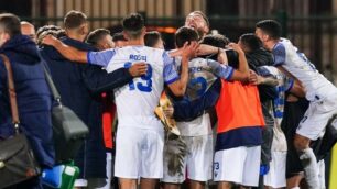 Calcio: l'esultanza finale - foto Rossini/Seregno Calcio