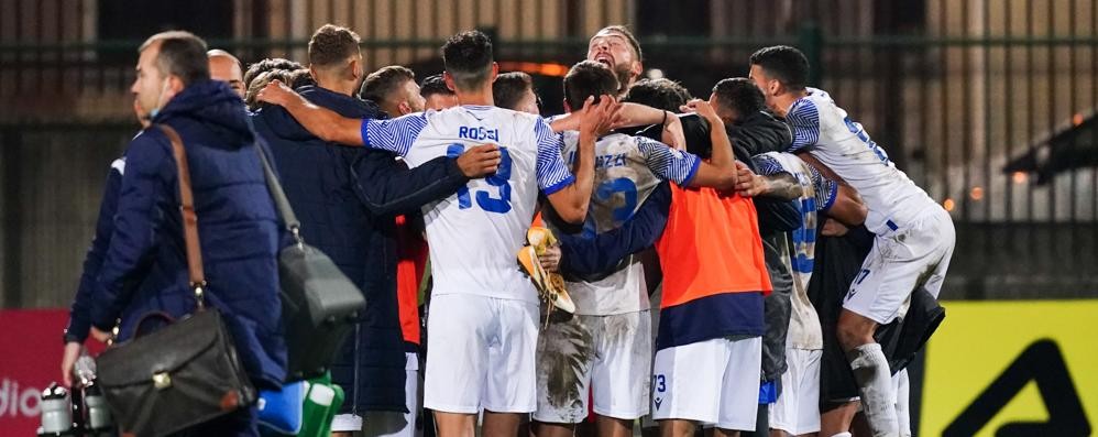 Calcio: l'esultanza finale - foto Rossini/Seregno Calcio