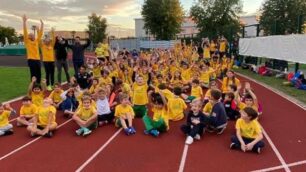 I bambini che utilizzano la pista di atletica