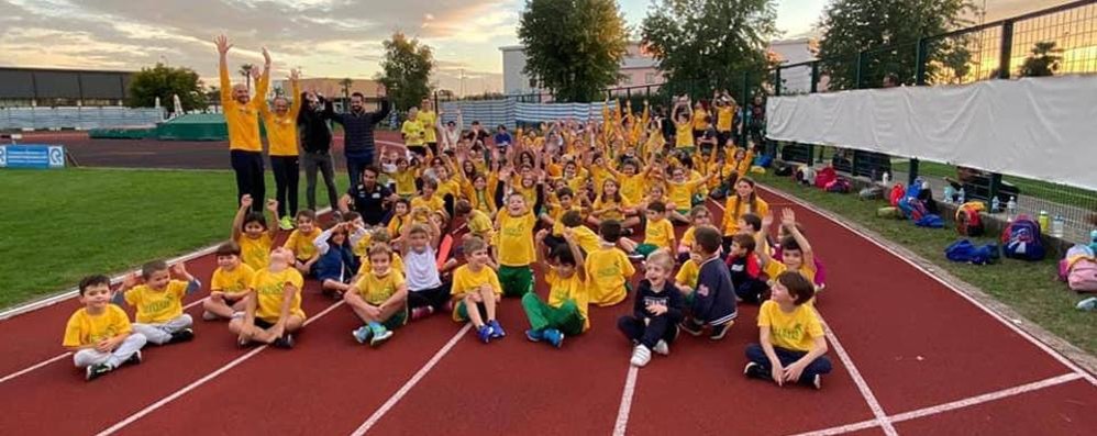 I bambini che utilizzano la pista di atletica