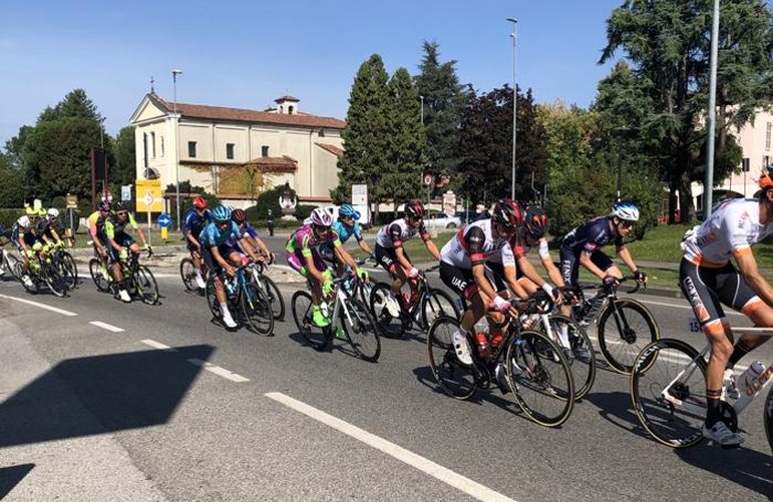 Gli atleti sulla provinciale Monza Carate