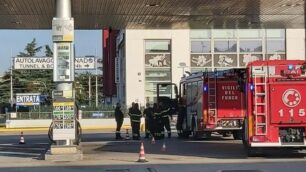 I vigili del fuoco nel distributore di Paderno Dugnano