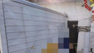 Furgone incastrato a Desio (foto Vigili del fuoco)