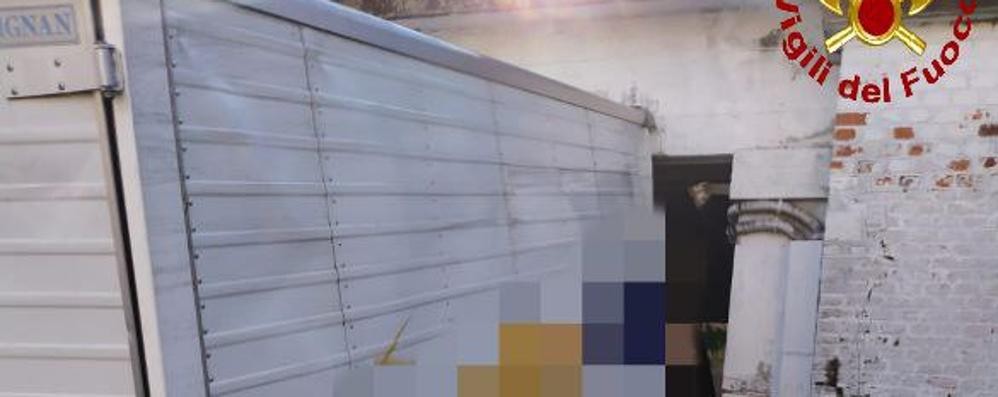 Furgone incastrato a Desio (foto Vigili del fuoco)