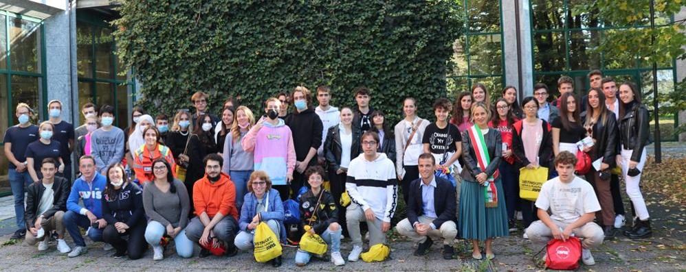 Il   gruppo dei 18enne che hanno ricevuto il libro della Costituzione Italiana (Foto Volonterio)