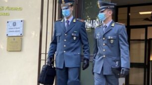 Militari escono dalla caserma della Guardia di Finanza d Seregno