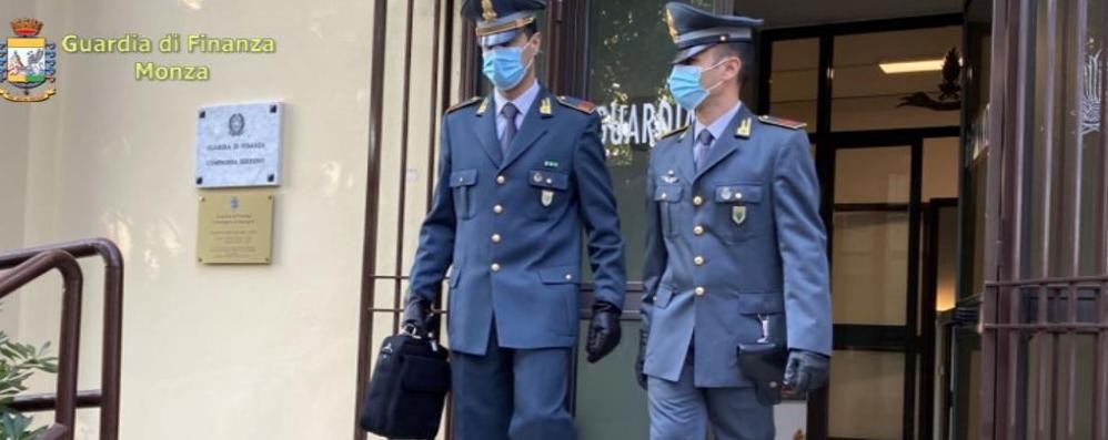 Militari escono dalla caserma della Guardia di Finanza d Seregno