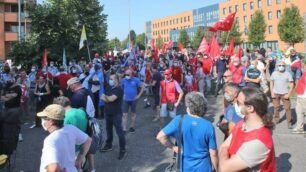 Lavoratori Gianetti Ruote davanti alla sede della provincia di Monza