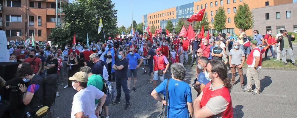 Lavoratori Gianetti Ruote davanti alla sede della provincia di Monza