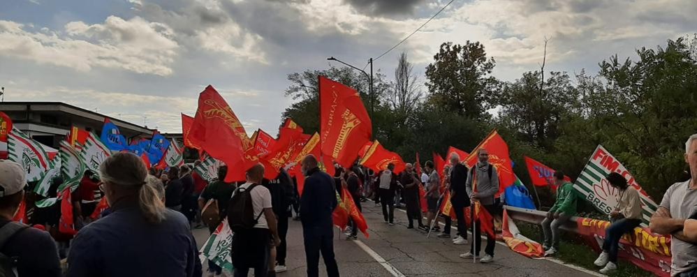 La manifestazione nel Bresciano contro i licenziamenti alla Gianetti