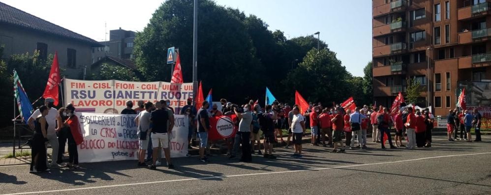 Monza, un presidio dei lavoratori della Gianetti Ruote Ceriano Laghetto alla Provincia nelle scorse settimane