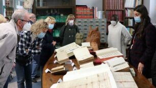 Seregno: i visitatori osservano alcuni dei numerosi e preziosi manoscritti presenti nella biblioteca del monastero (foto Volonterio)