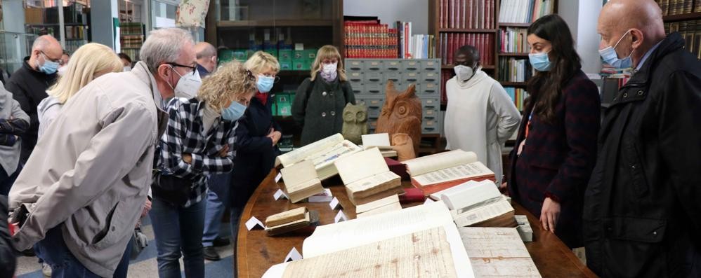 Seregno: i visitatori osservano alcuni dei numerosi e preziosi manoscritti presenti nella biblioteca del monastero (foto Volonterio)