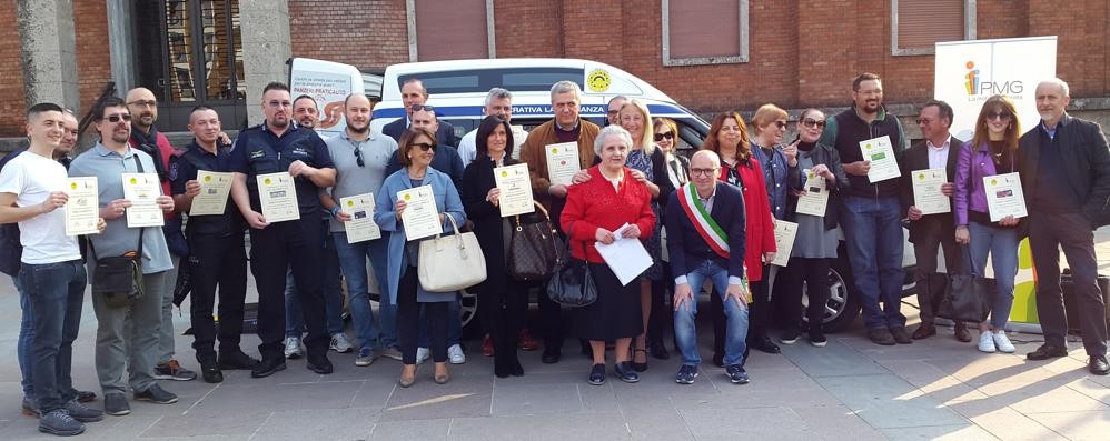 Una foto d’archivio: la consegna di un nuovo mezzo di trasporto per la cooperativa La Speranza