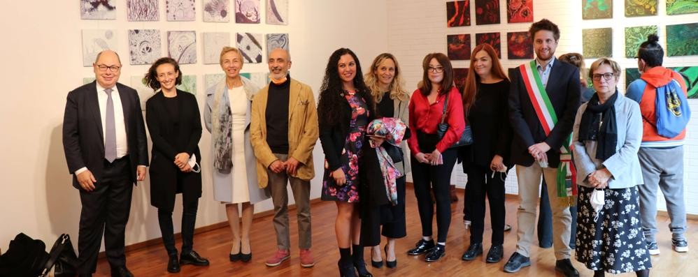Le autorità presenti all'inaugurazione della mostra "Filigrana" del centro diurno di salute mentale di Seregno