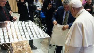 Biassono Alessandro Galanti dona la scultura della Maternità di Maria a papa Francesco